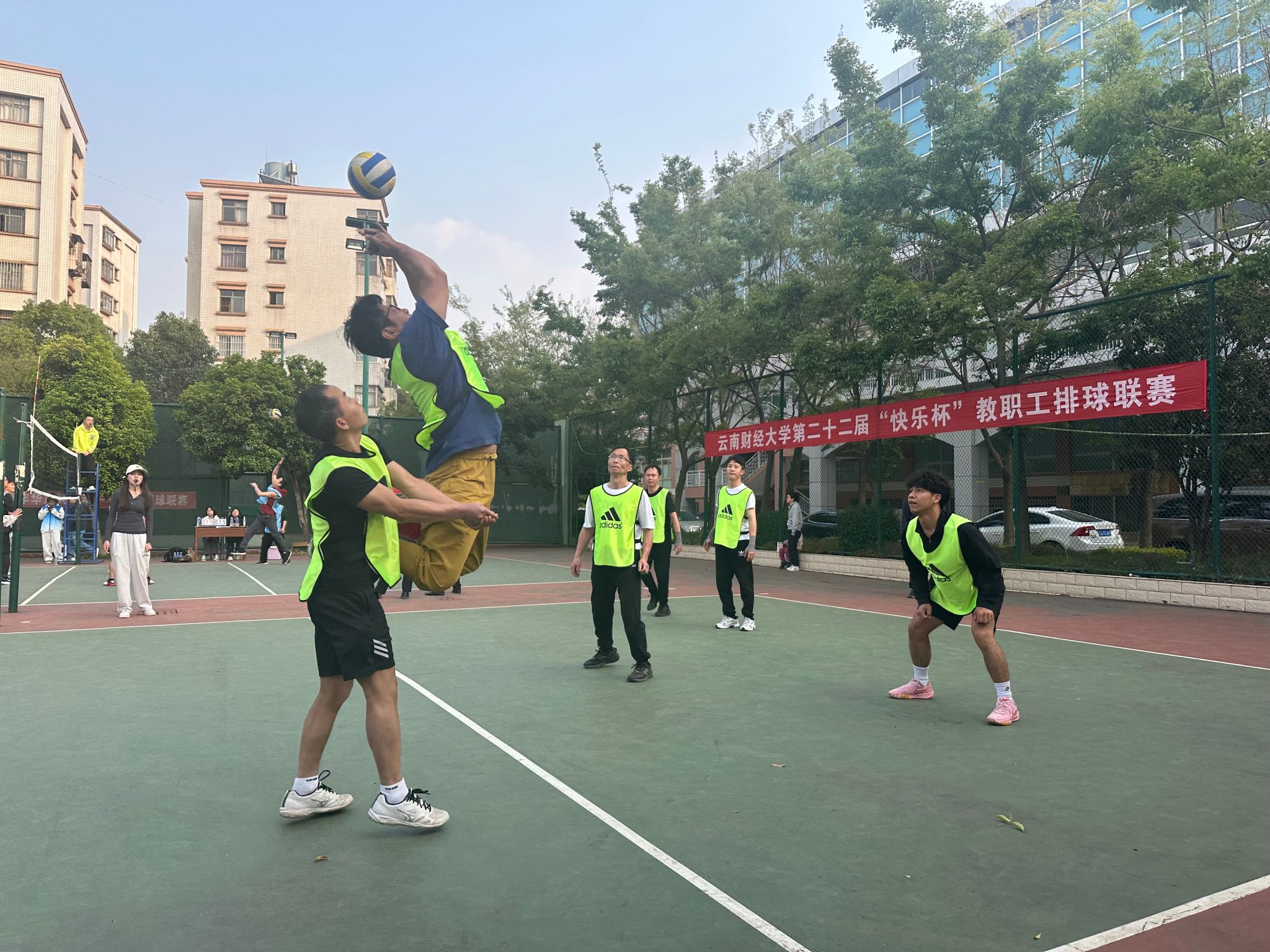 十大买球官方网站第二十二届“快乐杯”教职工排球联赛精彩组图