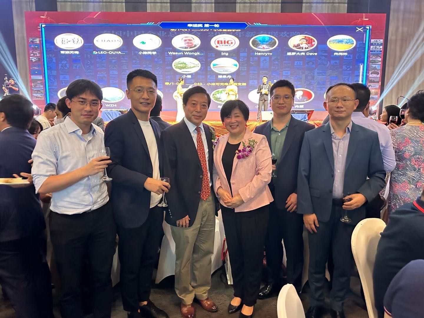 一群人站在一起描述已自动生成